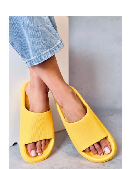 Clacquettes model 180436 Inello