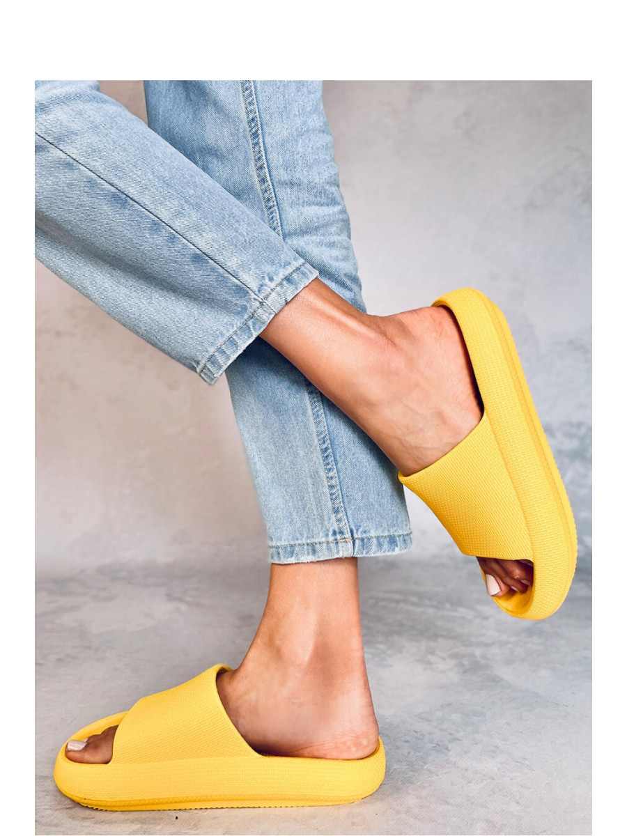Clacquettes model 180436 Inello