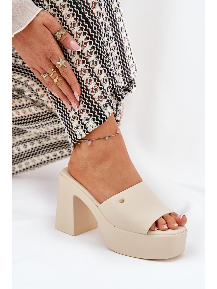 Clacquettes model 209943 Step in style