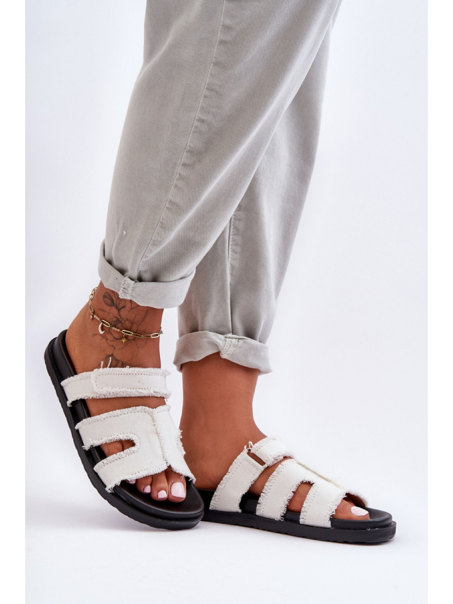 Clacquettes model 183455 Step in style