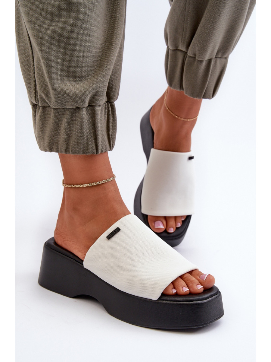 Clacquettes model 195291 Step in style