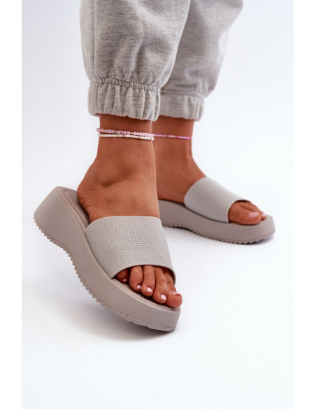 Clacquettes model 198445 Step in style