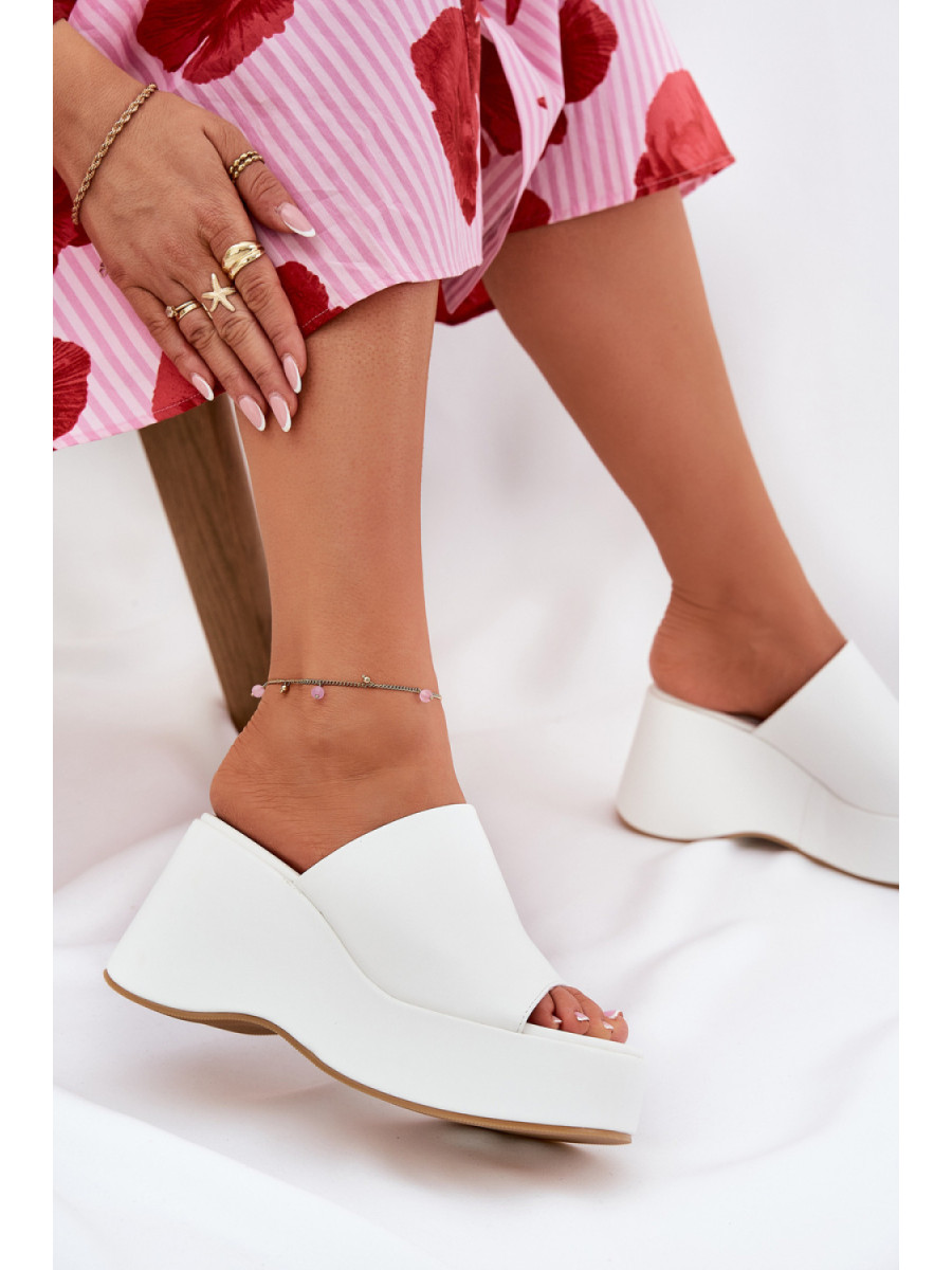 Clacquettes model 211011 Step in style