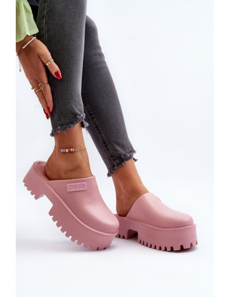 Clacquettes model 194119 Step in style
