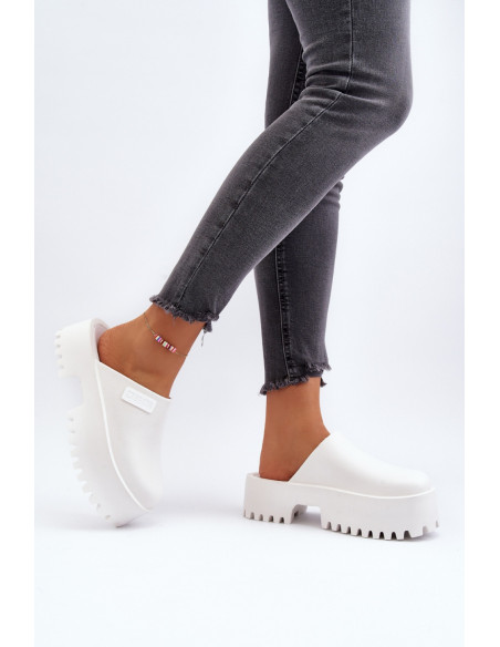Clacquettes model 194121 Step in style