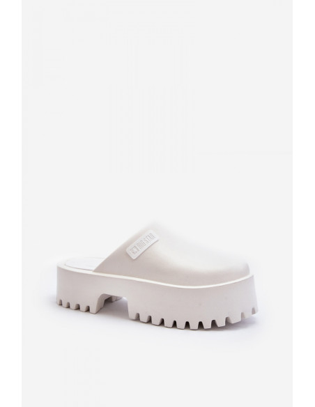 Clacquettes model 194121 Step in style