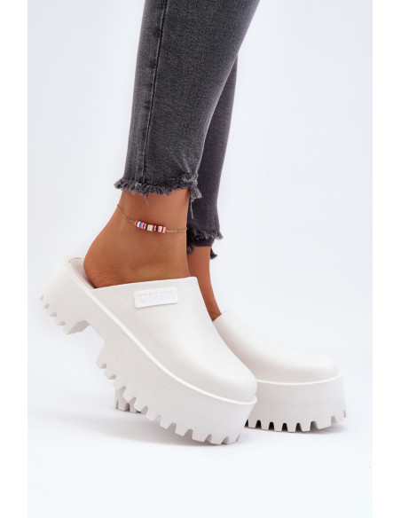 Clacquettes model 194121 Step in style