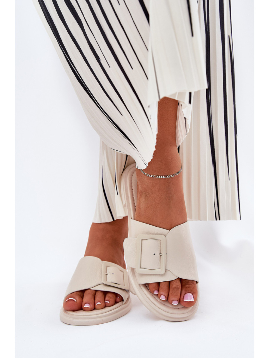 Clacquettes model 211959 Step in style