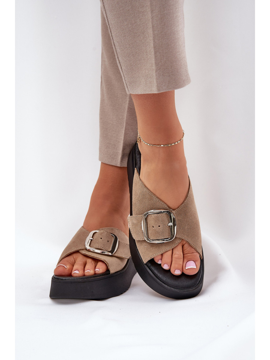 Clacquettes model 211968 Step in style
