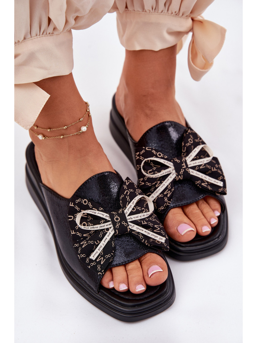 Clacquettes model 211953 Step in style
