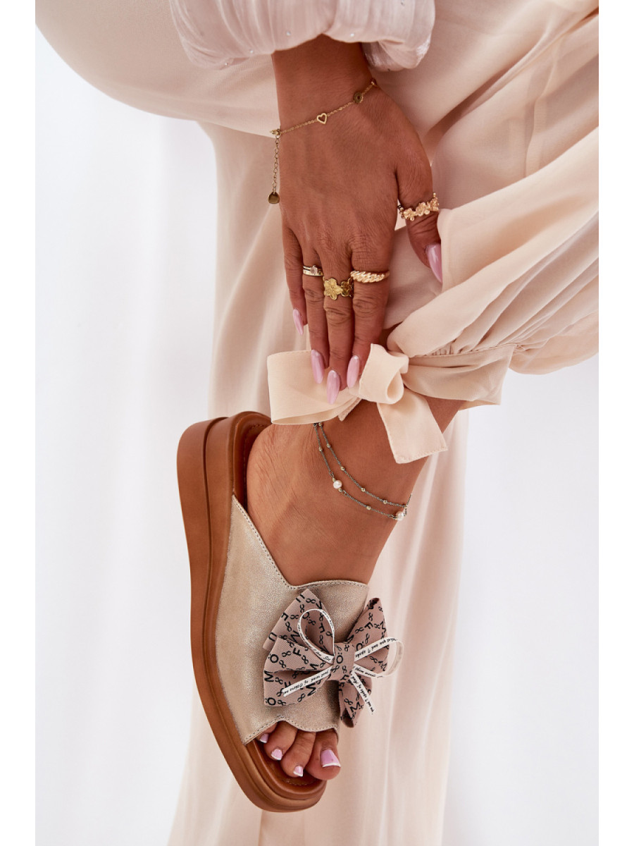 Clacquettes model 211954 Step in style