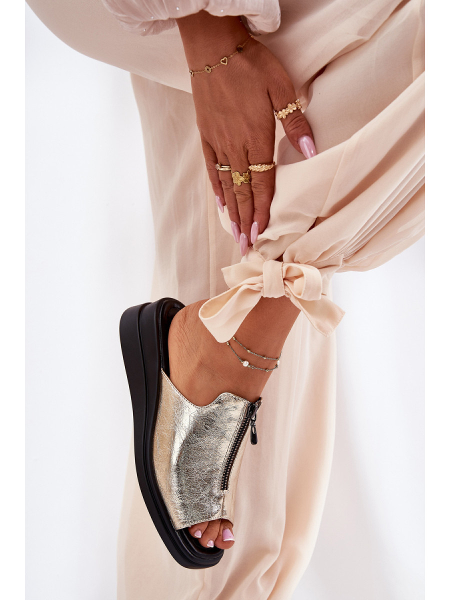 Clacquettes model 211955 Step in style