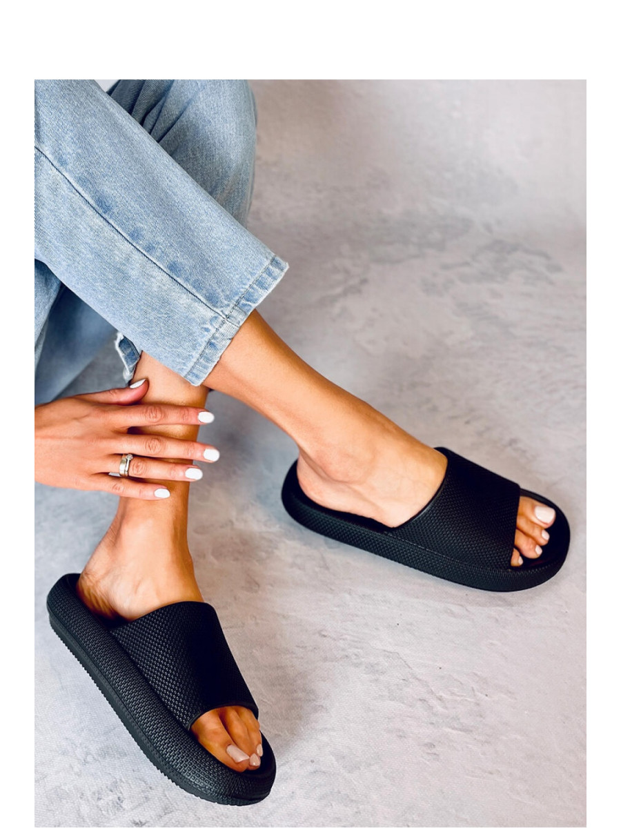 Clacquettes model 180433 Inello